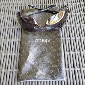 Guess Women's GU6392 Shield Sunglasses
🕶